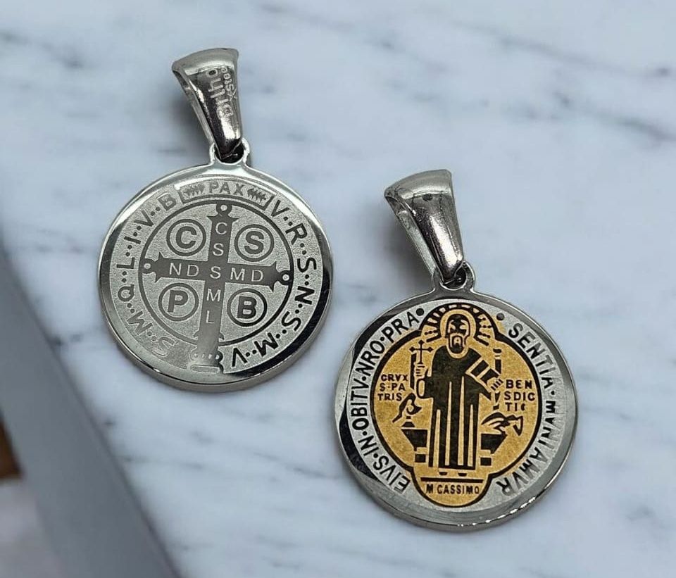 DIJE DE SAN BENITO EN ACERO (1 CMS DE DIÁMETRO)