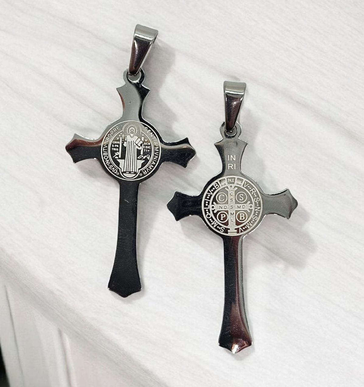 CRUZ CON MEDALLA DE SAN BENITO EN ACERO (5 CMS X 3 CMS)