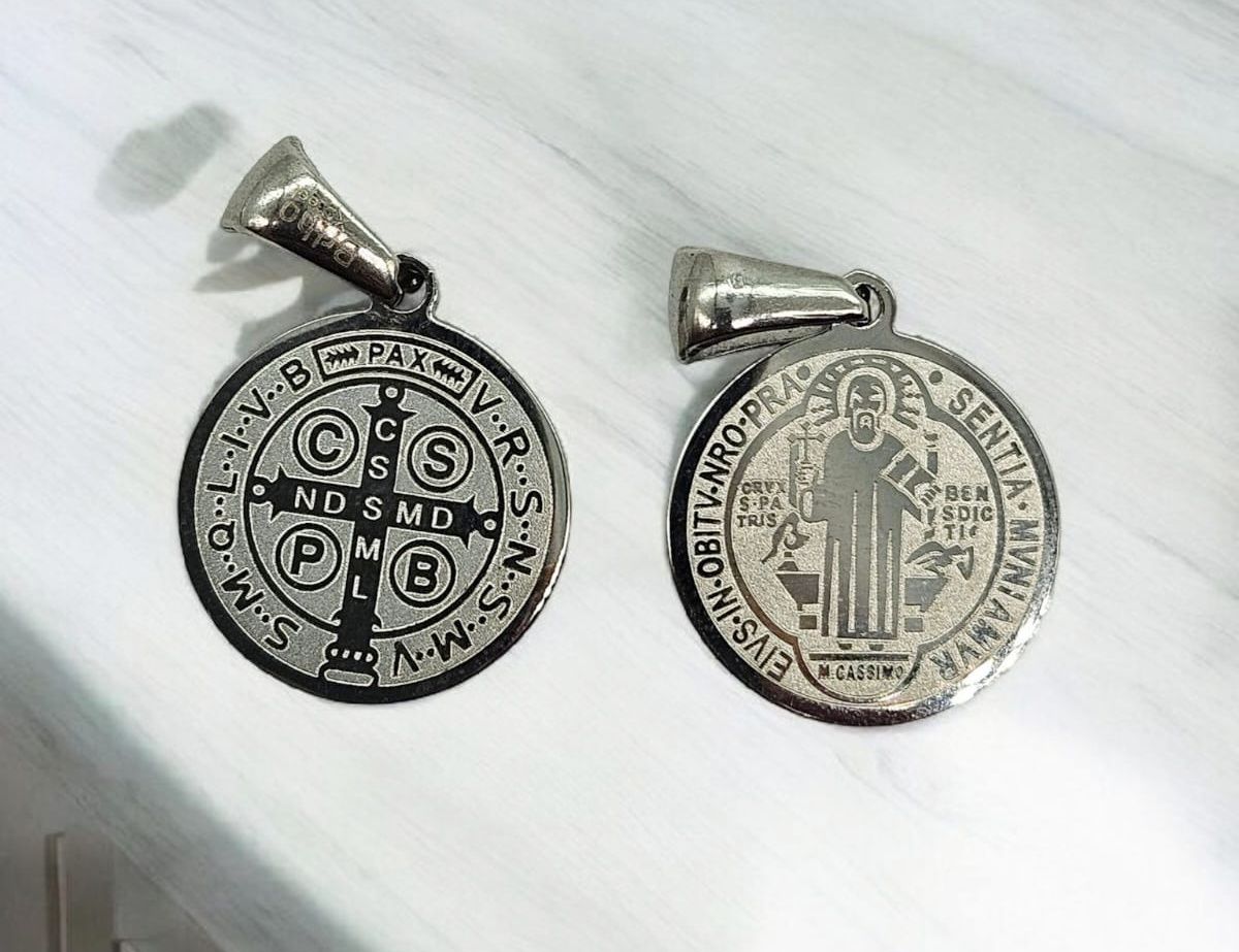 DIJE MEDALLA DE SAN BENITO EN ACERO (1.5 CMS DE DIÁMETRO)