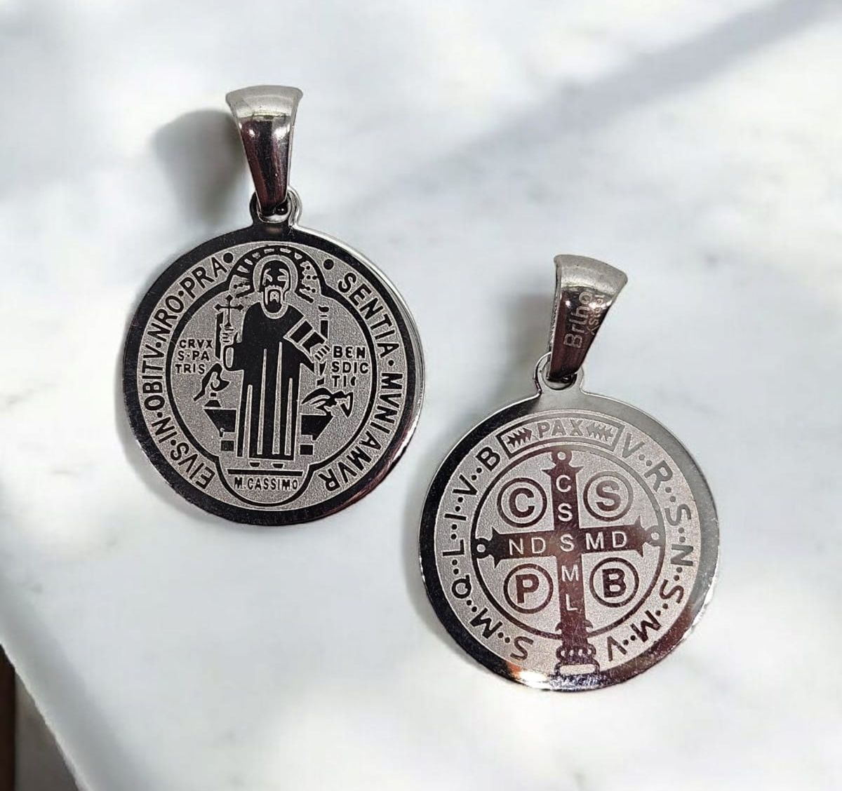 DIJE MEDALLA DE SAN BENITO EN ACERO (1.8 CMS DE DIÁMETRO)