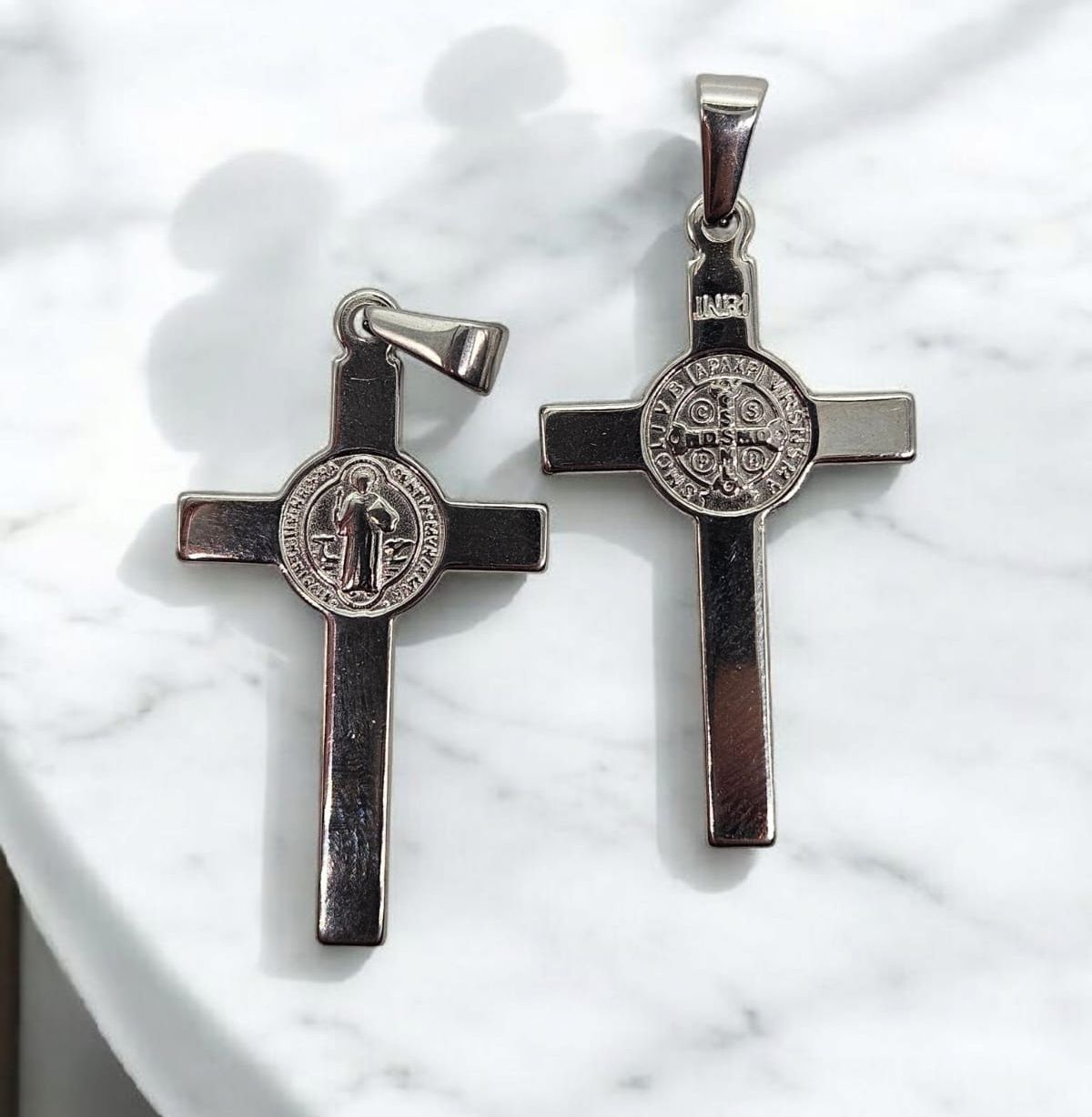 DIJE CRUZ DE SAN BENITO EN ACERO (4 CMS X 2.5 CMS)