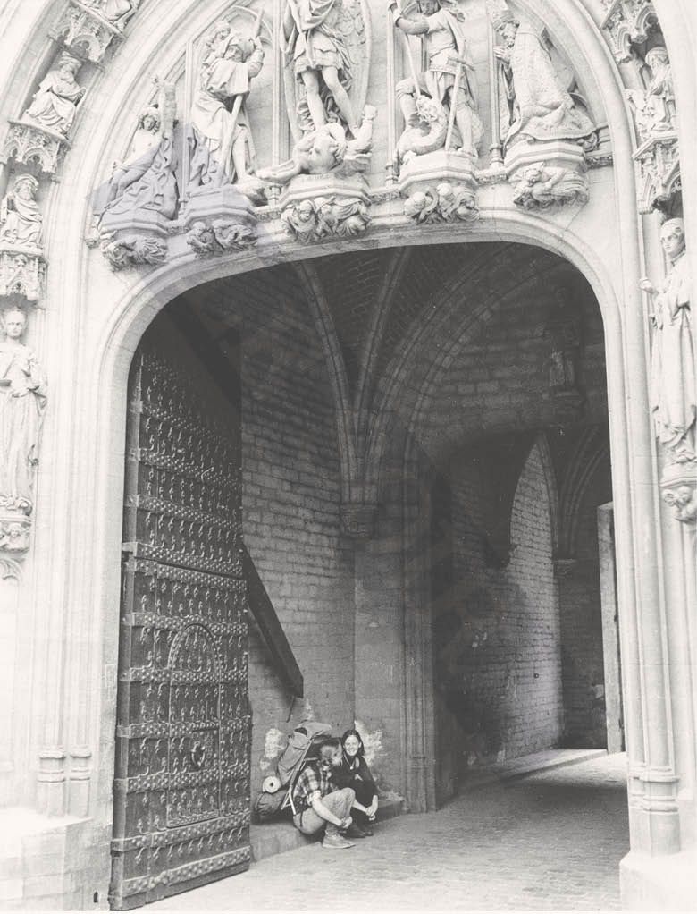 Touristes se reposant sous le porche de l’Hôtel de ville de Bruxelles, 3 avril 1974 - Le Soir/Joseph Vandenhoeck