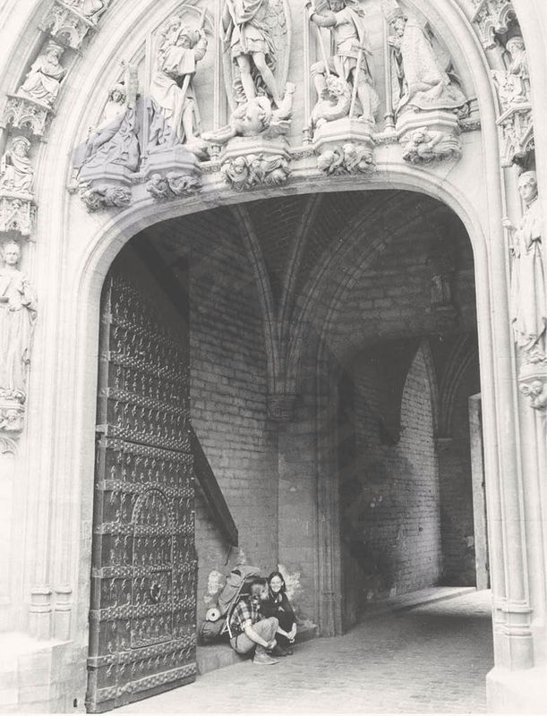 Touristes se reposant sous le porche de l’Hôtel de ville de Bruxelles, 3 avril 1974 - Le Soir/Joseph Vandenhoeck