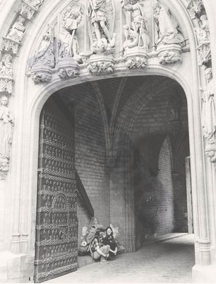 Touristes se reposant sous le porche de l’Hôtel de ville de Bruxelles, 3 avril 1974 - Le Soir/Joseph Vandenhoeck