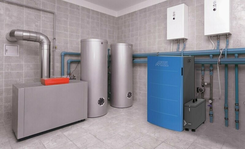 CALDERA DE PELLET BOILER CON BRASERO AUTOLIMPIABLE COMPACTADOR DE CENIZAS  24 AC