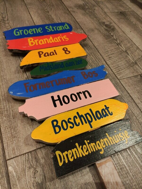 Houten wegwijzer paal in klein