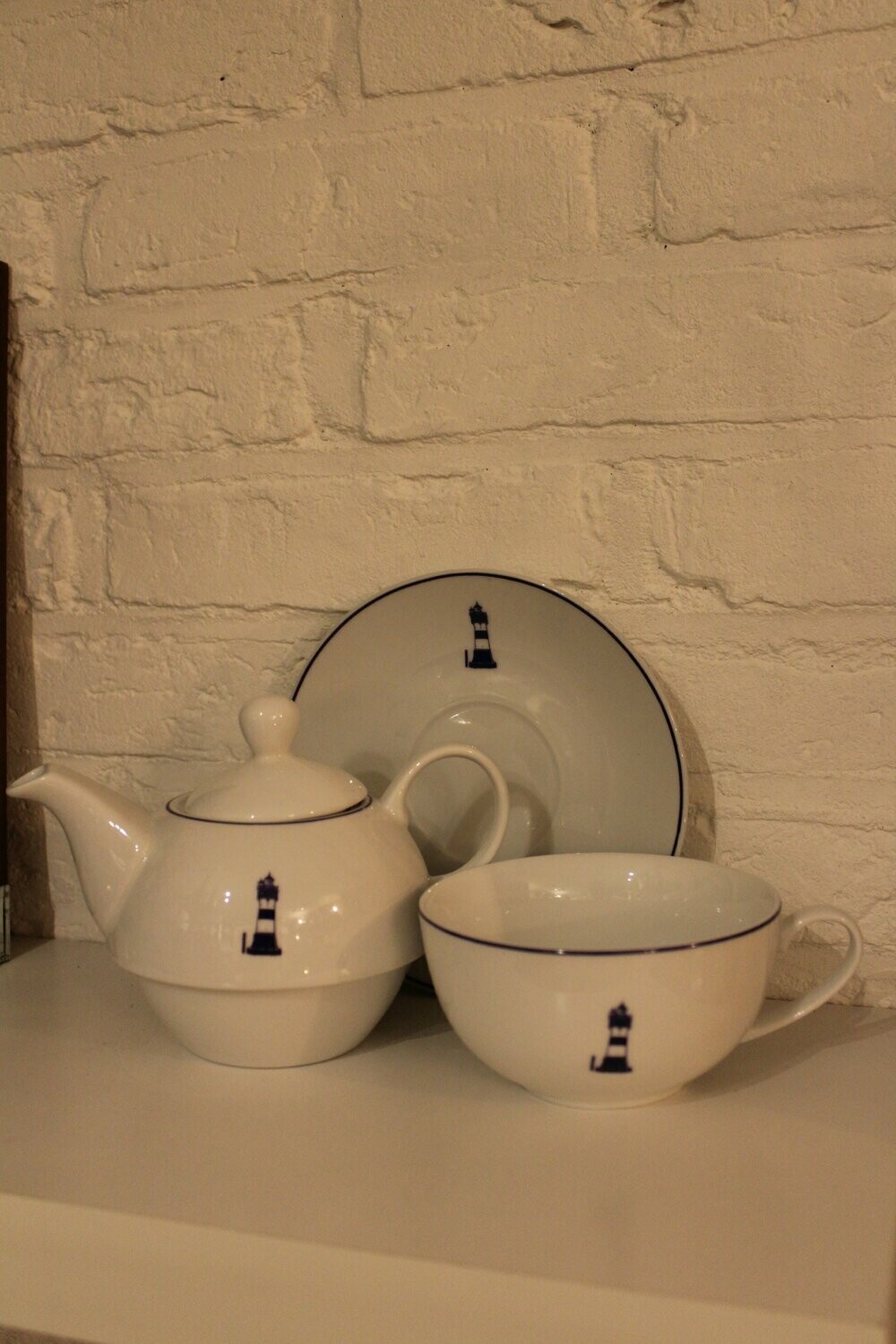 Theepot met kop en schotel vuurtoren