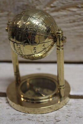 Gouden kompas wereldbol