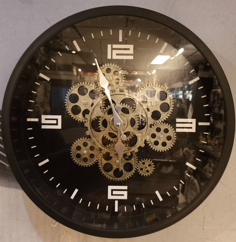 Wandklok zwart met gouden roterende tandwielen