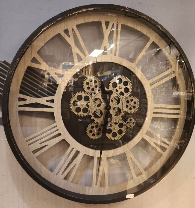 Wandklok metaal/hout met gouden roterende tandwielen