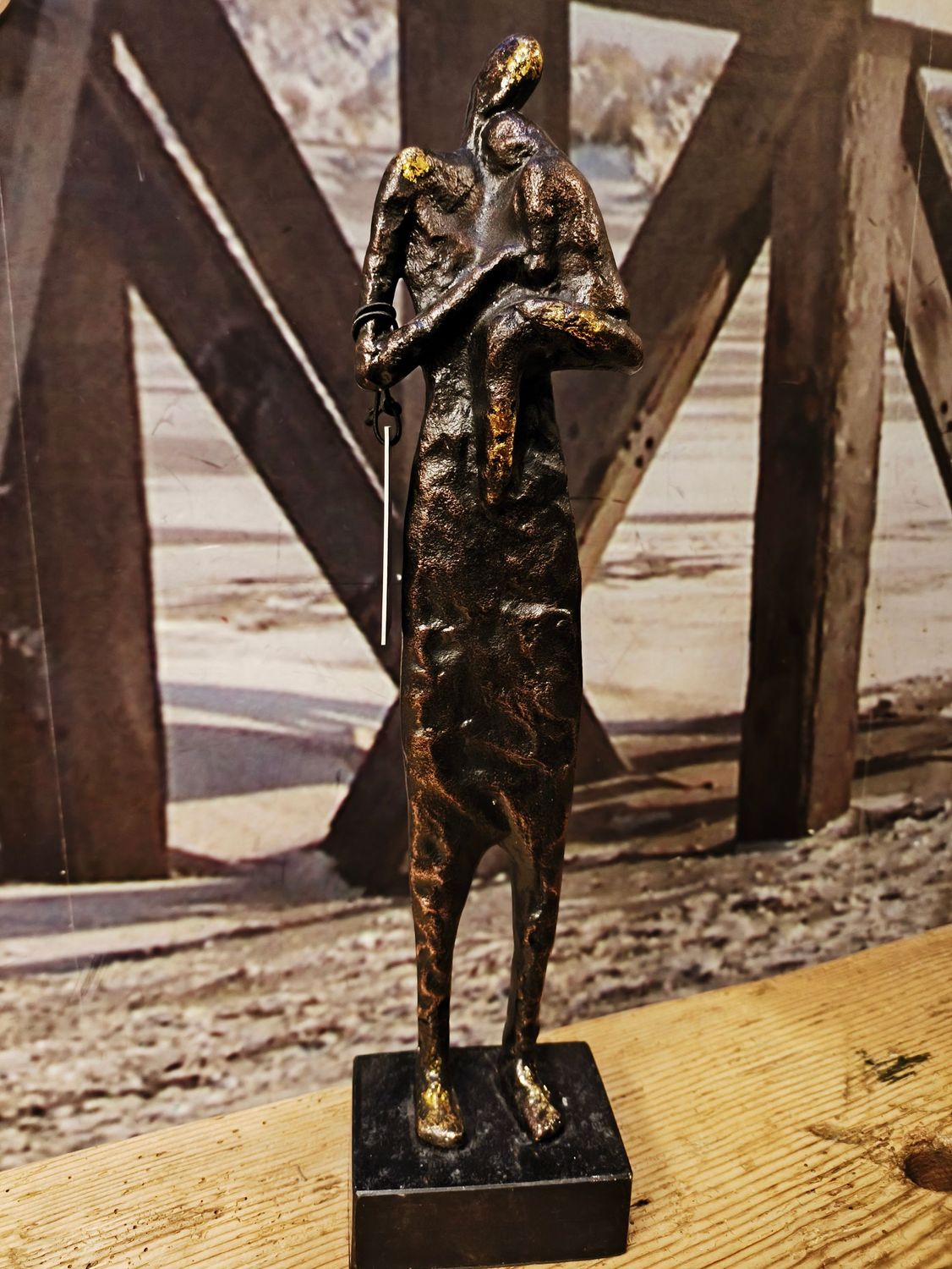 Bronzen beeld vrouw met kind