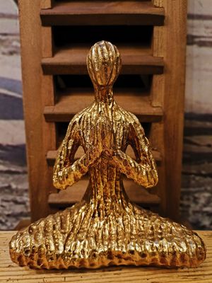 Gouden yoga beeldje