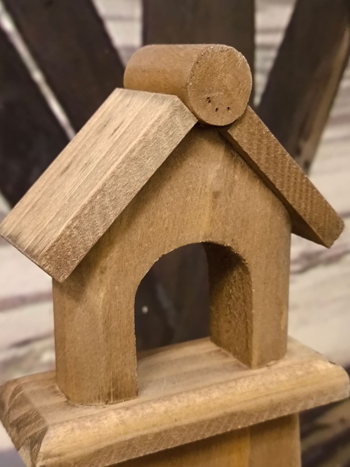 Vuurtoren met LED licht onder houten dakje, met schelpen versierd Vuurtoren met LED licht onder houten dakje, met schelpen versierd