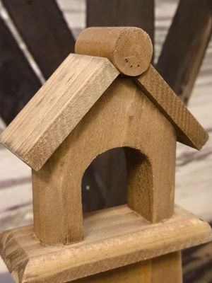 Vuurtoren met LED licht onder houten dakje, met schelpen versierd