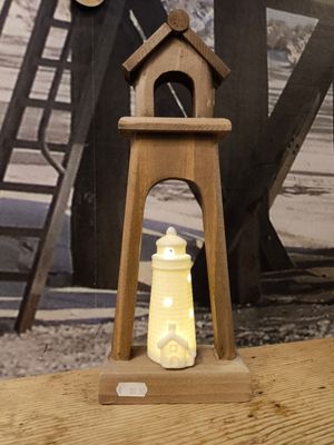 Vuurtoren met LED licht onder houten dakje