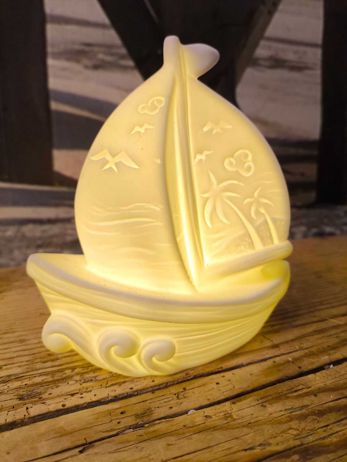 Wit stenen bootje met LED Wit stenen bootje met LED