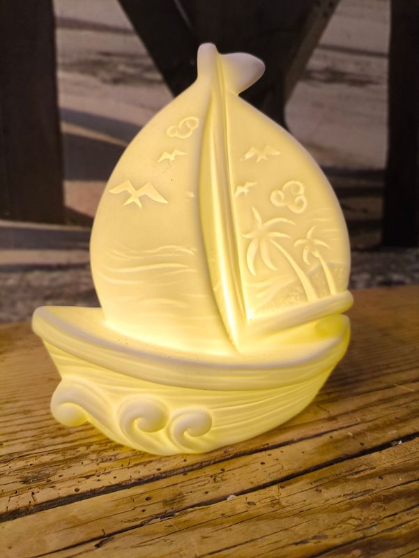 Wit stenen bootje met LED