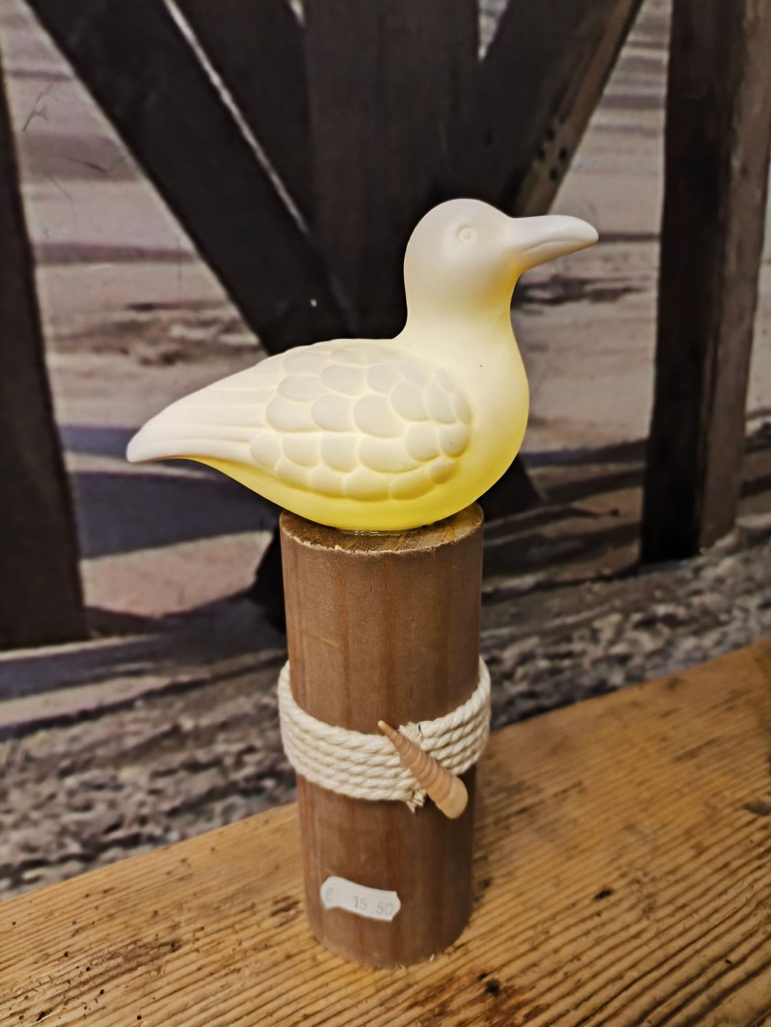 Wit stenen meeuw op paal met LED Wit stenen meeuw op paal met LED