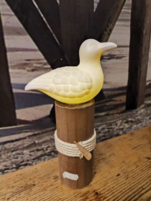 Wit stenen meeuw op paal met LED