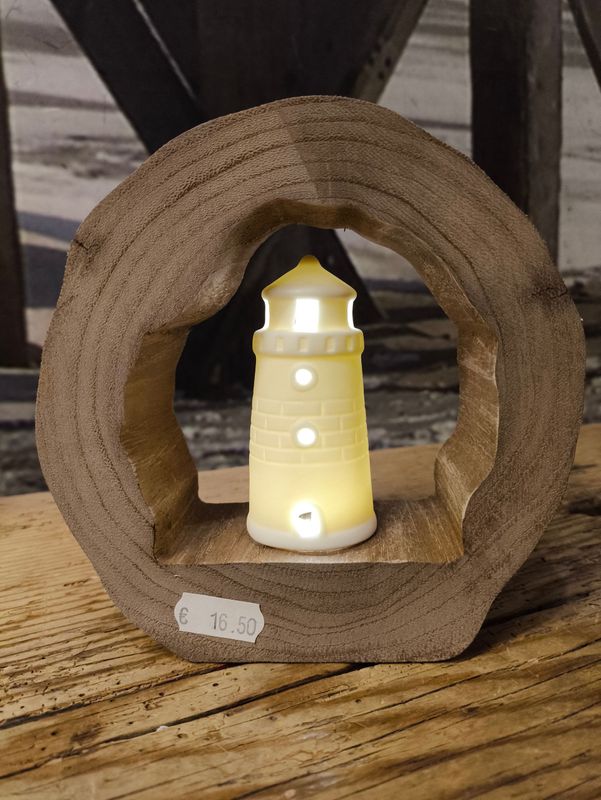 Vuurtoren met LED licht in houten cirkel