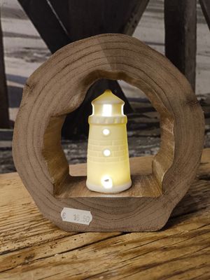 Vuurtoren met LED licht in houten cirkel