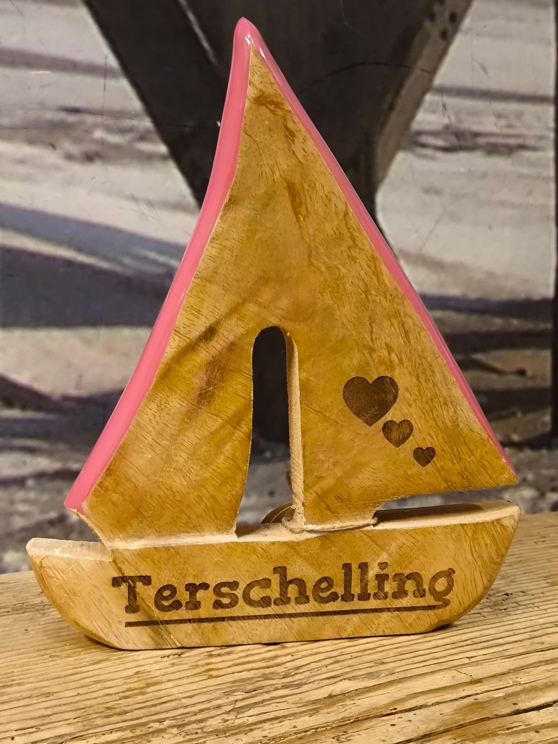 Houten Terschelling boot met roze rand Houten Terschelling boot met roze rand