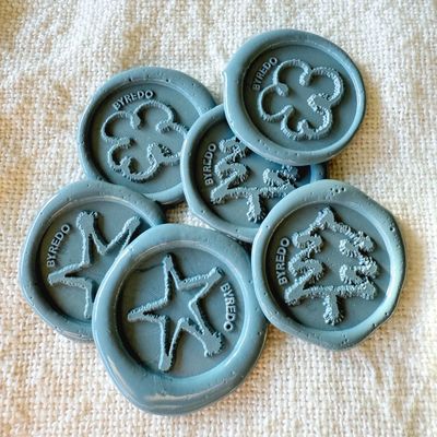 Seal stamps "Byredo Holiday 25"