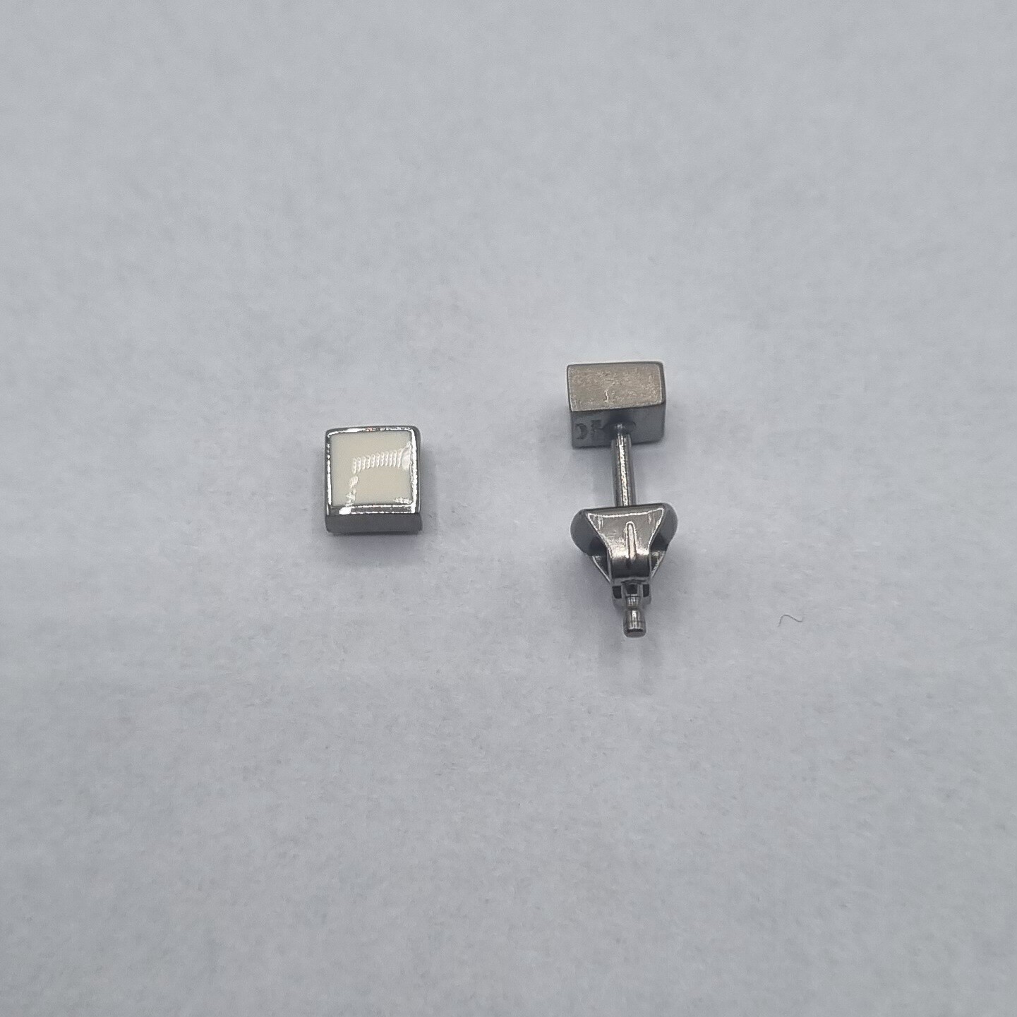 Ohrstecker Titan Email