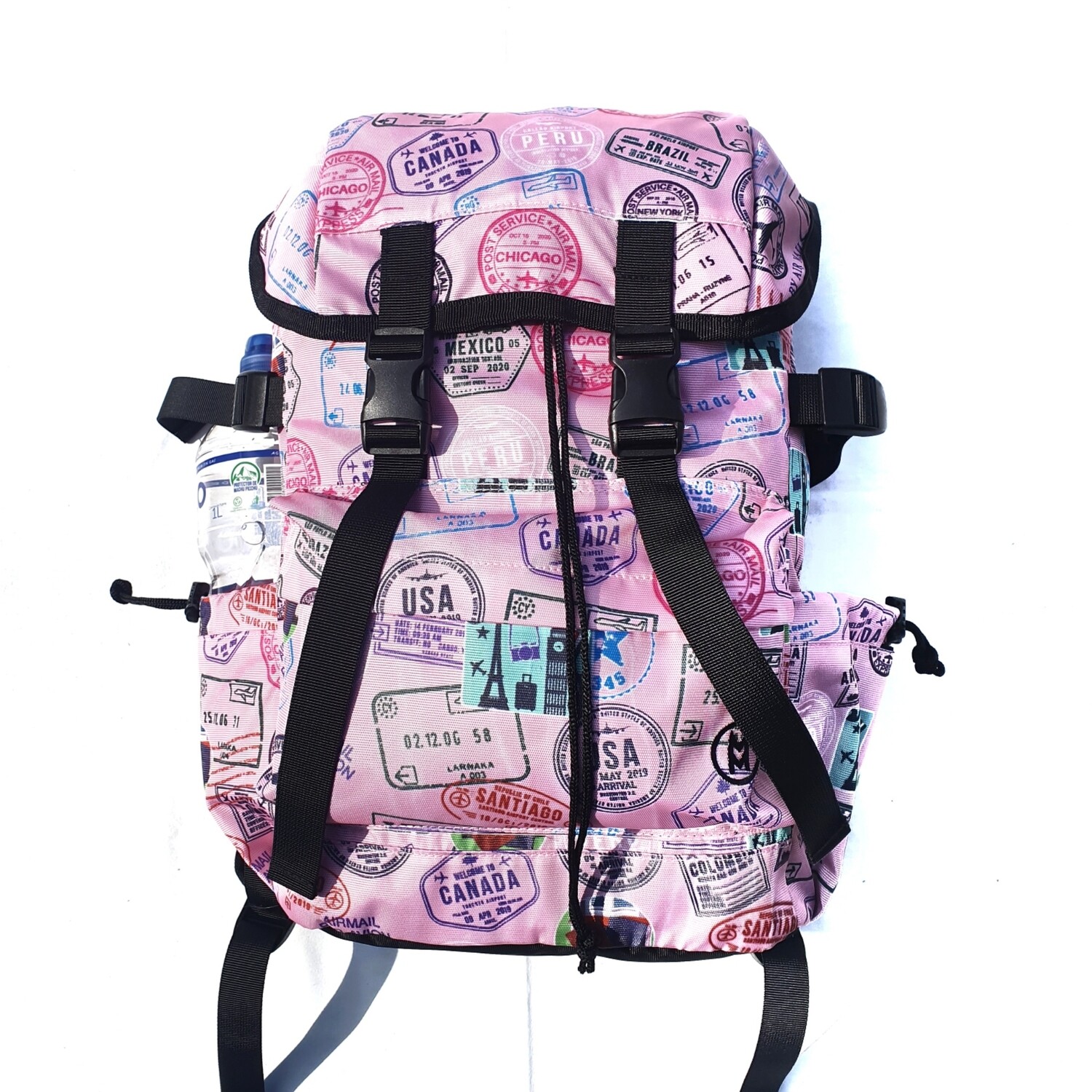 Mochila Viajera SELLOS DE PASAPORTE ROSADA CORAL
