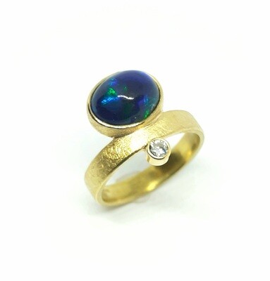 Ring aus 750er Gelbgold 18K Schwarzer Opal und Diamant
