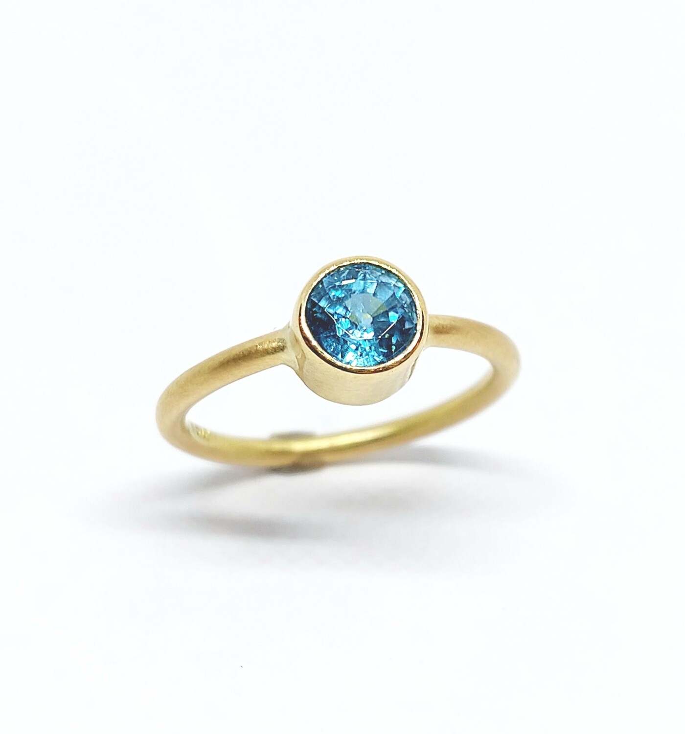 Ring aus 750,- Gelbgold 18K blau Zirkon
