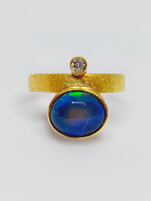 Ring aus 750,- Gelbgold 18K Schwarzer Opal und Diamant