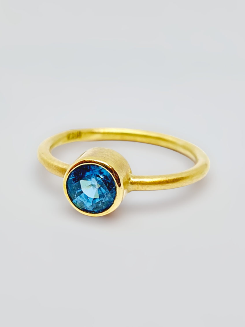 Ring aus 750,- Gelbgold 18K mit Blau Zirkon