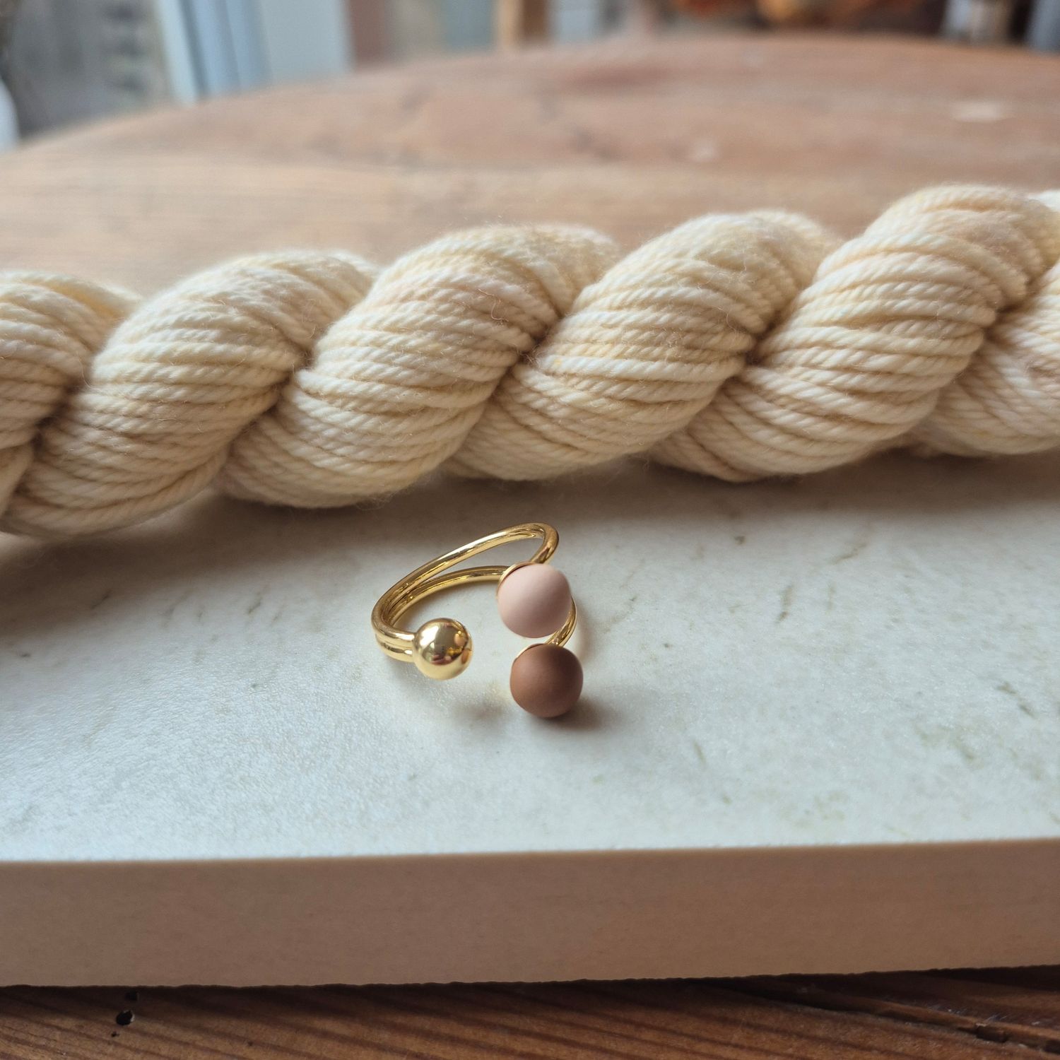 Kugle strikkering (forgyldt)- Beige/Brun