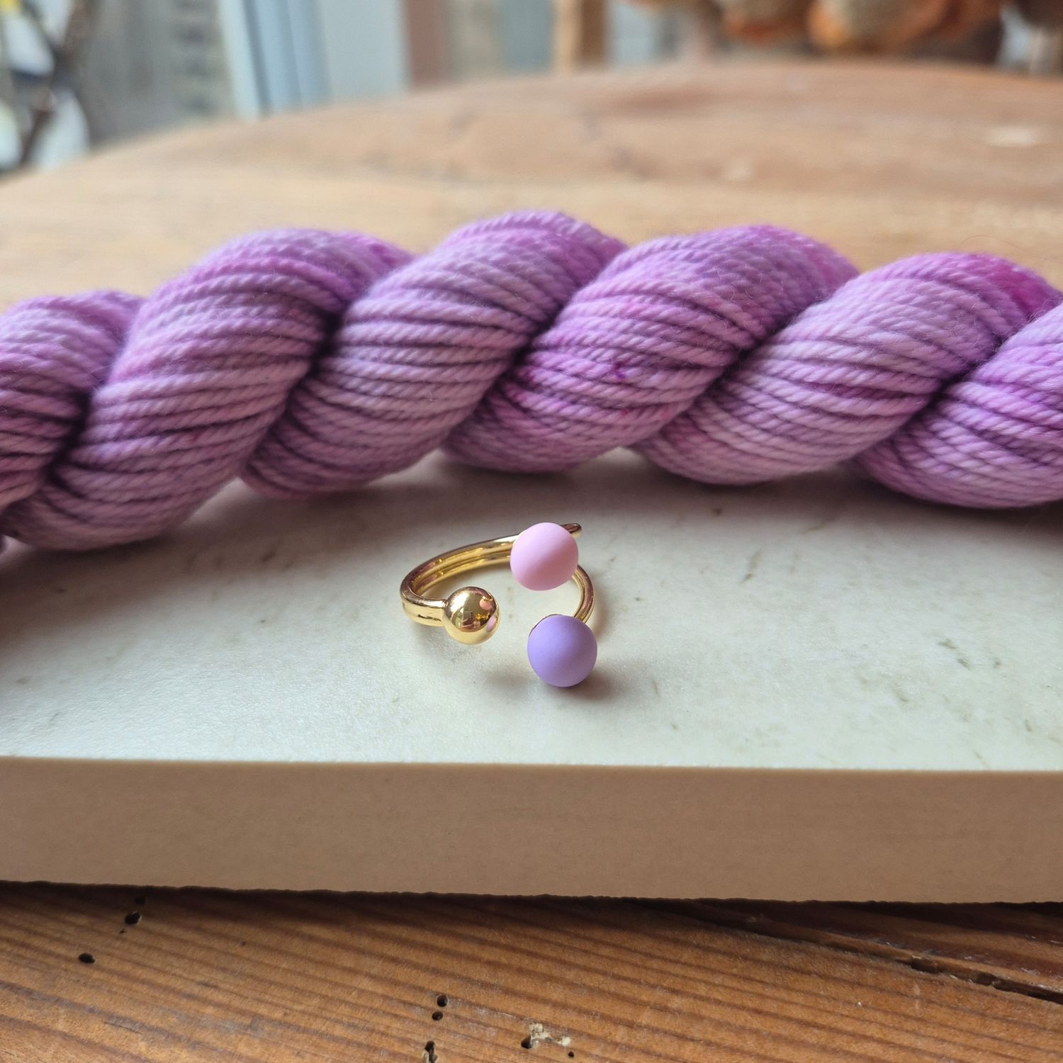 Kugle strikkering (forgyldt) - Lilla/Lys pink