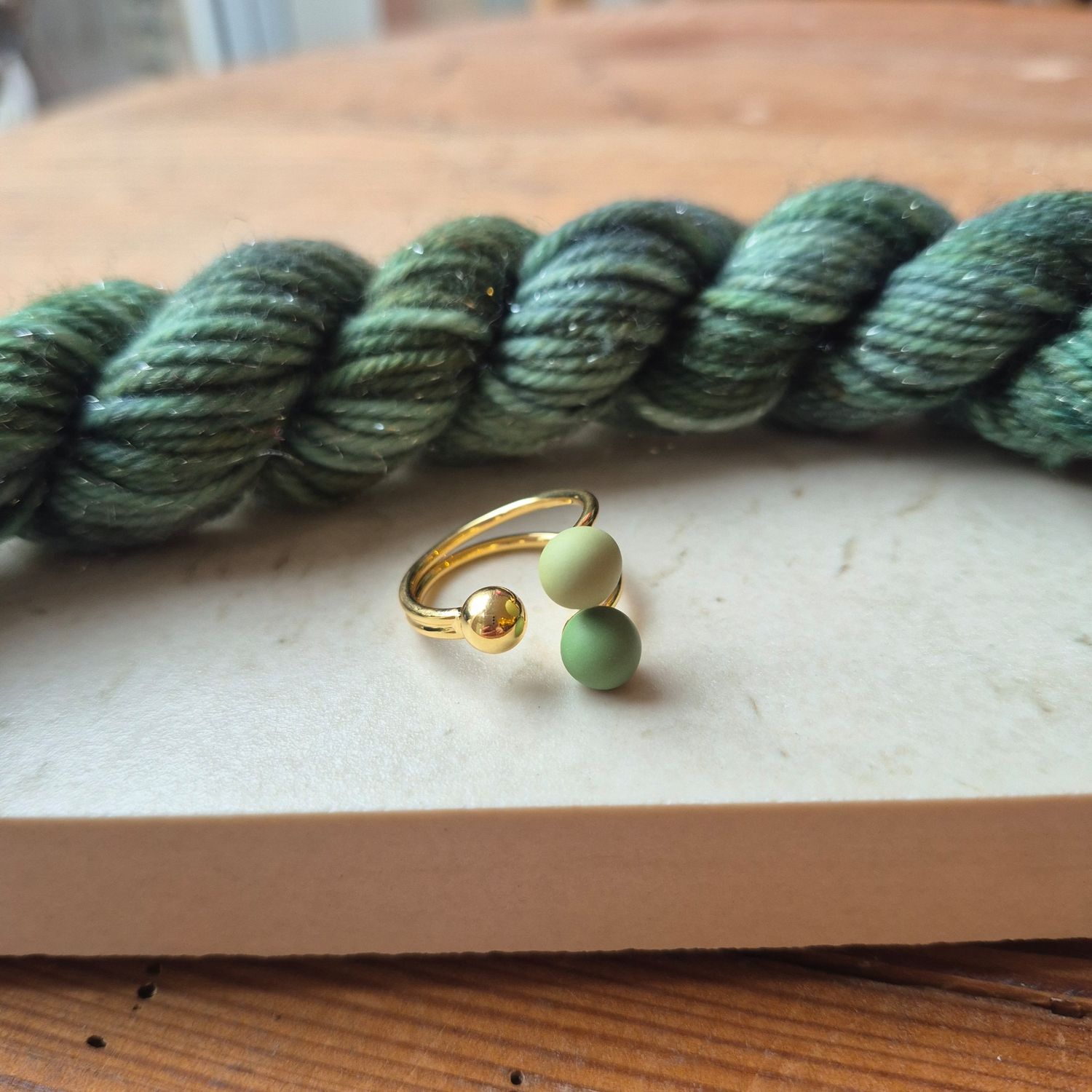 Kugle strikkering (forgyldt) - Mos grøn/lyse grøn