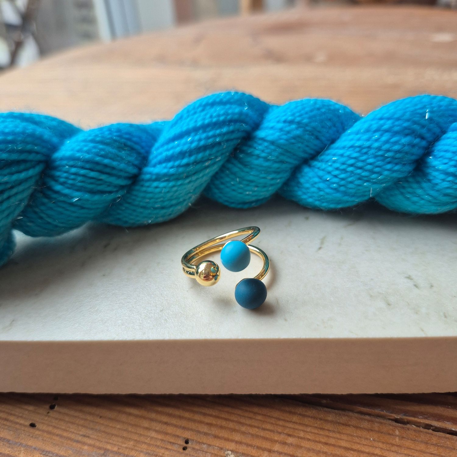 Kugle strikkering (forgyldt) - Teal/Turkis