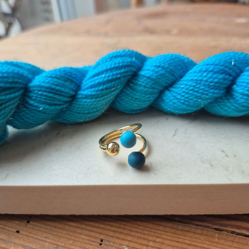 Kugle strikkering (forgyldt) - Teal/Turkis