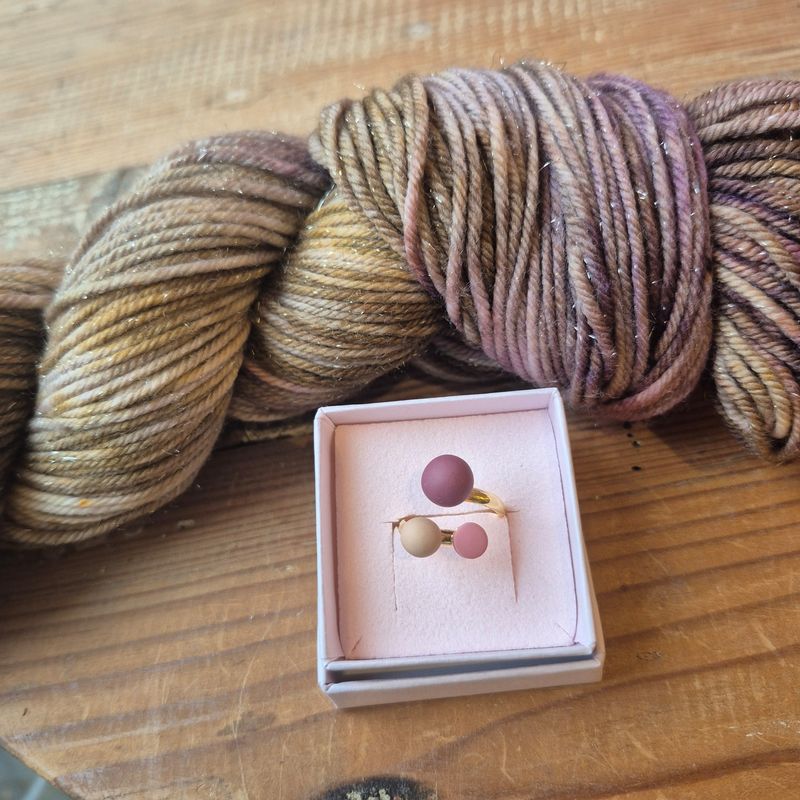 Kugle strikkering (forgyldt) - Bordeaux/beige