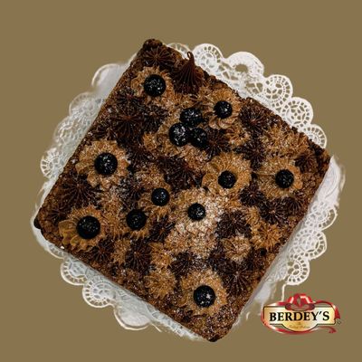 Torta Brownie Melcochuda con Arándanos y Rosetones