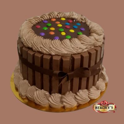 Torta de Cumpleaños ChocoKitKat con Capas de Chocolate y Borde Crujiente