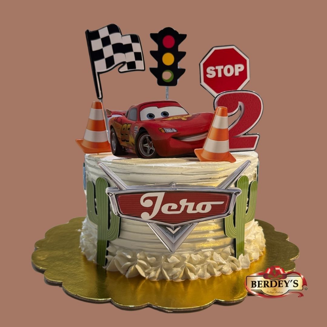 Torta infantil Cars personalizada con nombre y número en buttercream