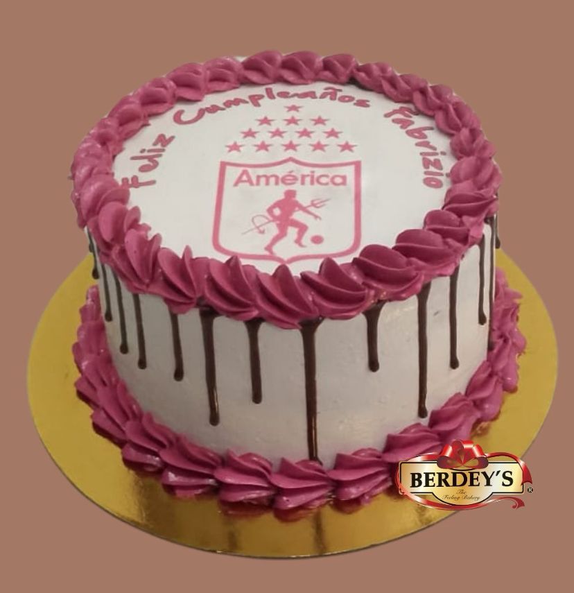 Torta de fútbol en Bogotá con impresión comestible del América, drip de chocolate y rosetones – Berdey’s