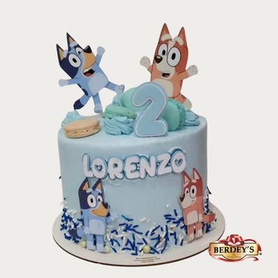 Torta Temática Bluey para Cumpleaños Torta temática Bluey para cumpleaños en azul pastel con nombre y número, Berdey’s Bogotá
