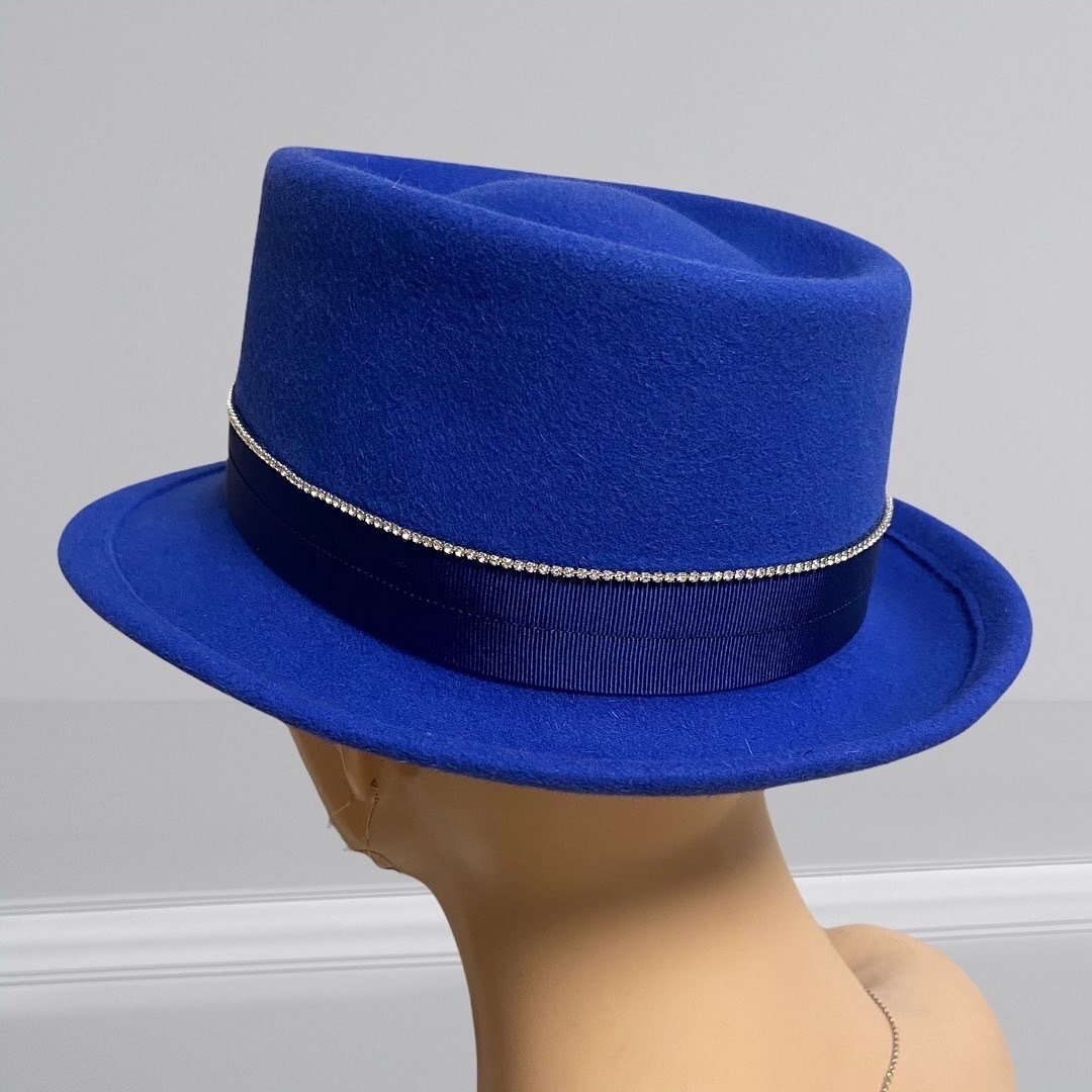 Damenhut mit hoher Krone