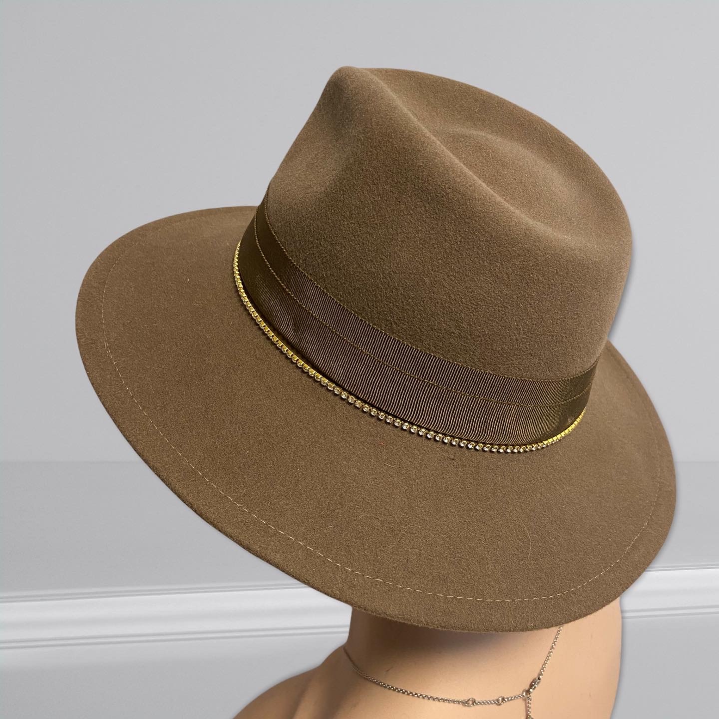 Damenhut Fedora mit breiter Krempe