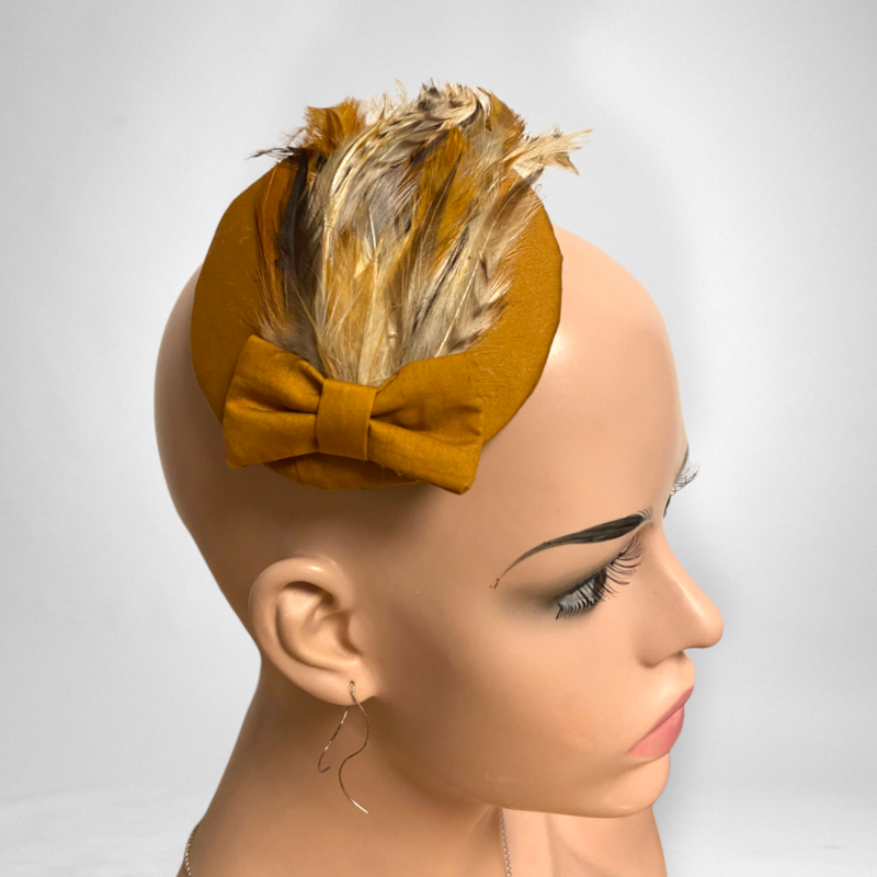 Fascinator Cognac mit Federn