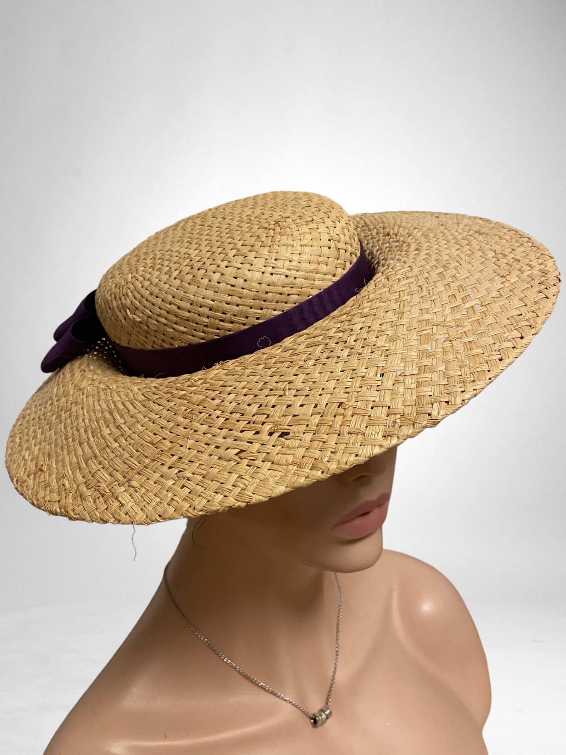 Strohhut im Stil der 1940er Jahre