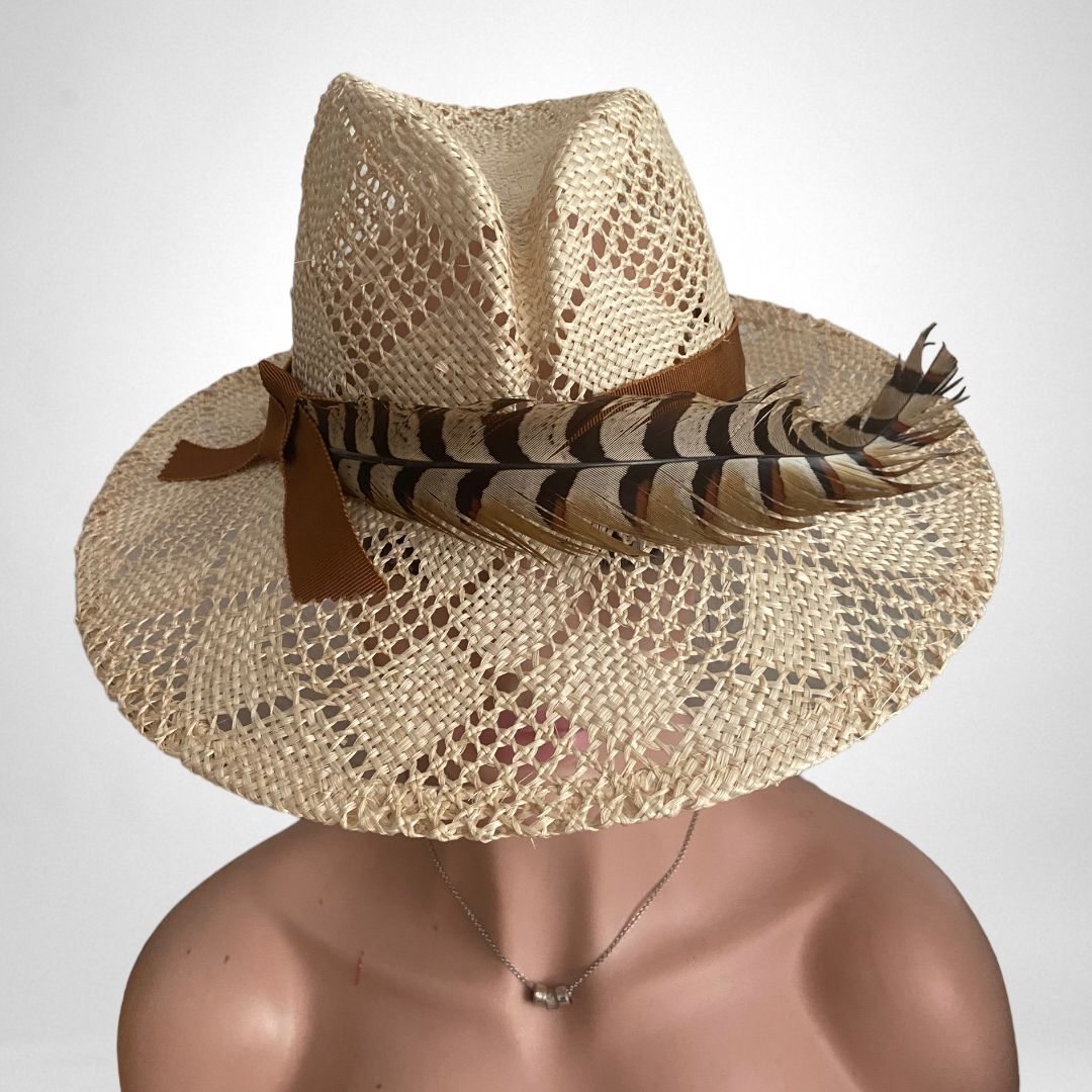 Strohhut im Stil der 1940er Jahre