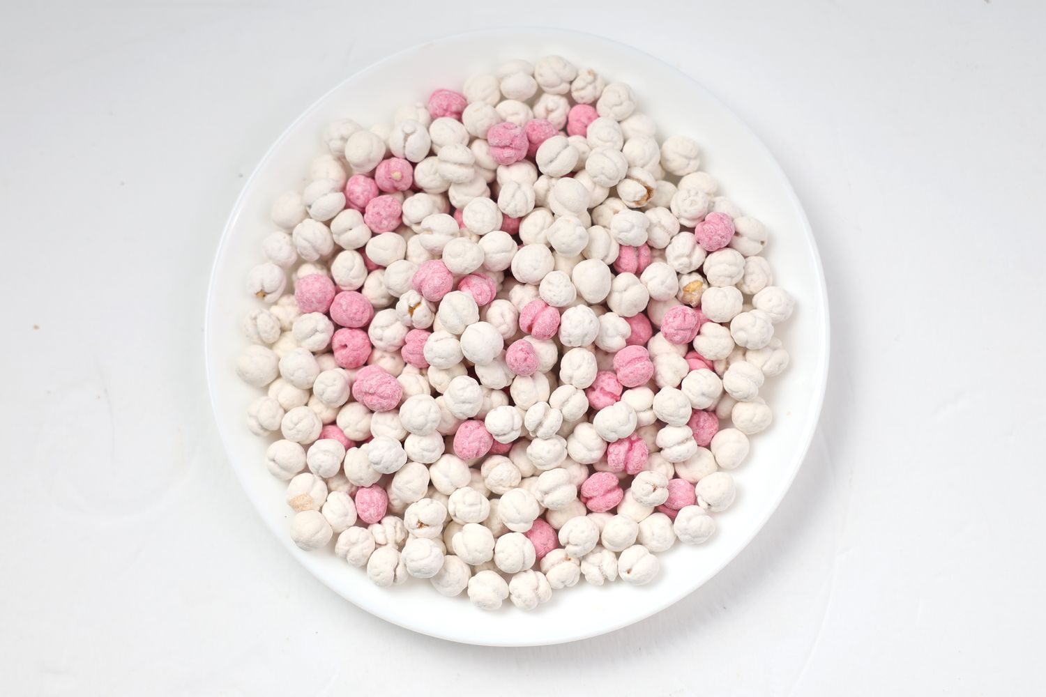 Chickpeas coated.  قظامه بالسكر